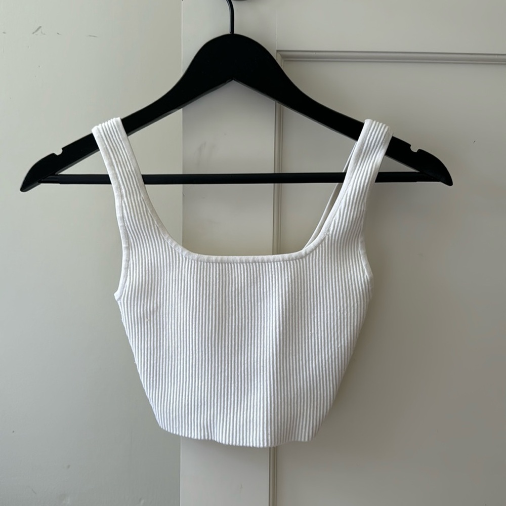 Aritzia Babaton Sculpt Crop